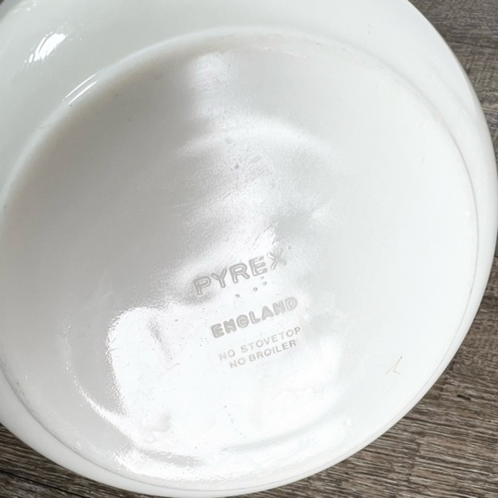 Vintage Pyrex Blue Iris 3 Cup 24 Oz Casserole Baking Dish w/ Handles England - Picture 4 of 6